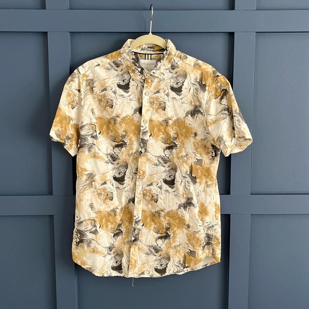 Men’s denim & flower short sleeve button down shirt medium tan